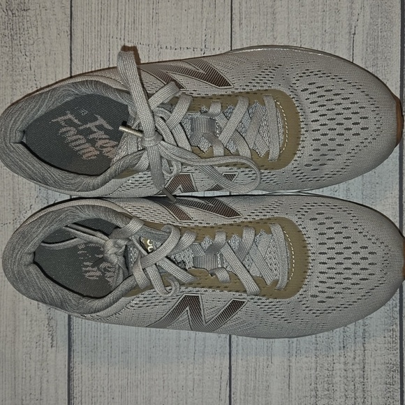 New Balance Women's Fresh Foam Arishi Running Shoes Gray/White/Tan Size 7.5 - Picture 2 of 12
